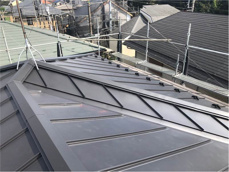 西東京市の屋根葺き替え工事の棟板金の取り付け