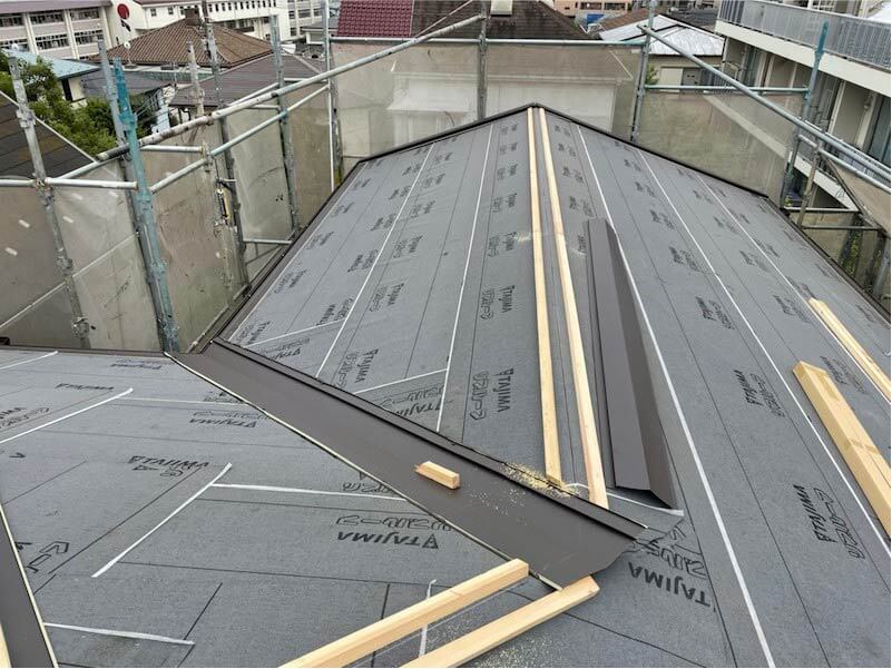 大田区の屋根葺き替え工事の防水シートの役物の設置