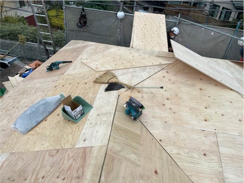 大田区の屋根葺き替え工事の野地板の設置