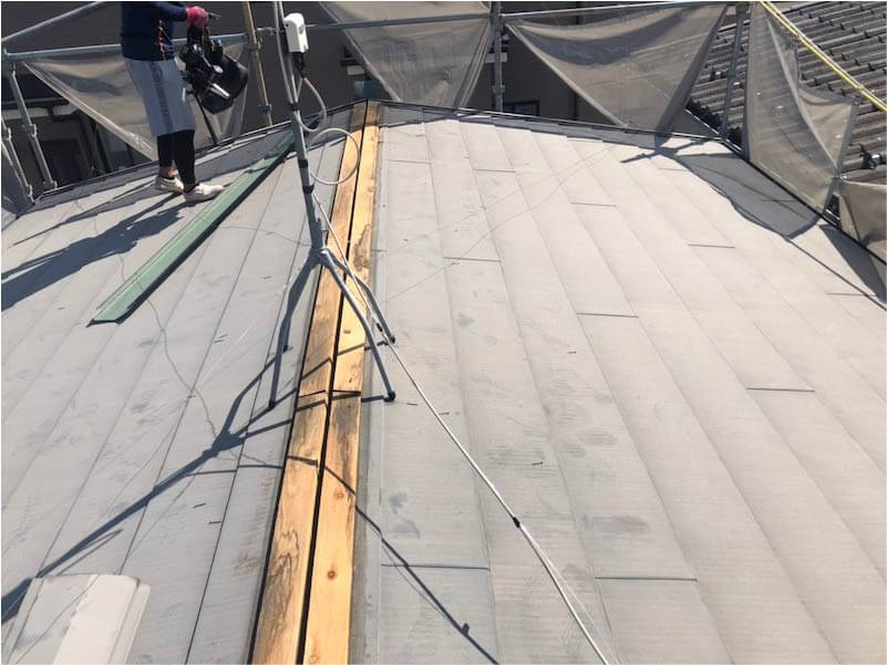 横浜市の屋根葺き替え工事の屋根材の撤去