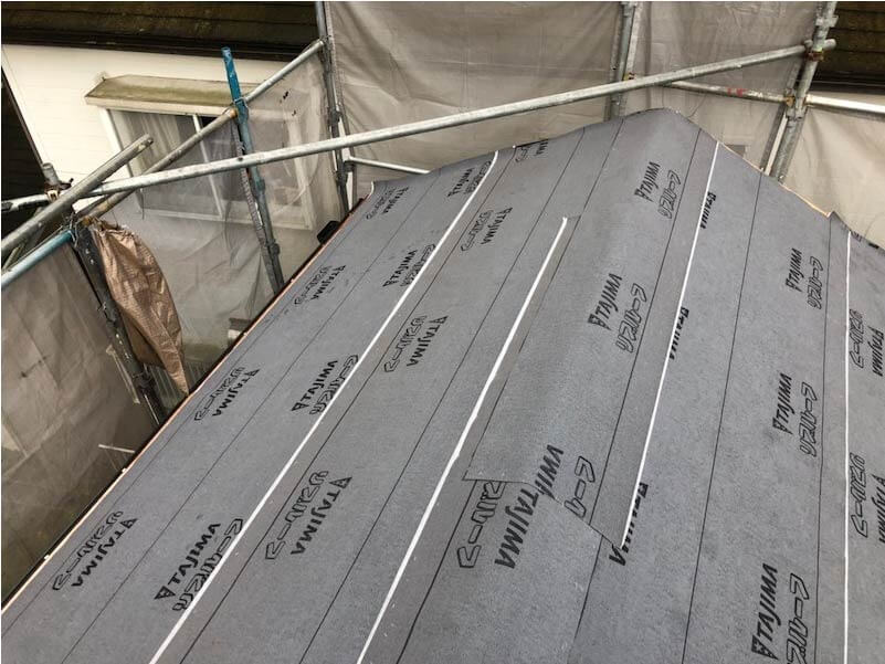 横須賀市の屋根葺き替え工事の防水シートの施工