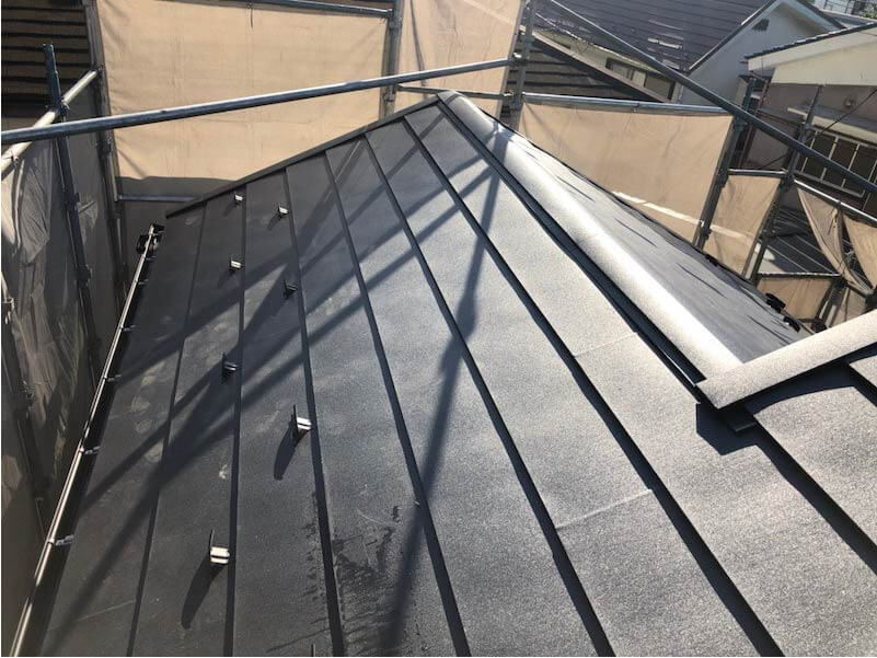 横須賀市の屋根葺き替え工事のガルバリウム鋼板の施工後の様子