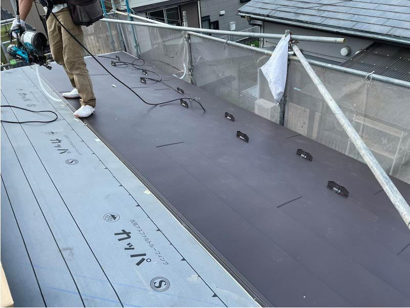 大和市の屋根リフォームの屋根材の設置