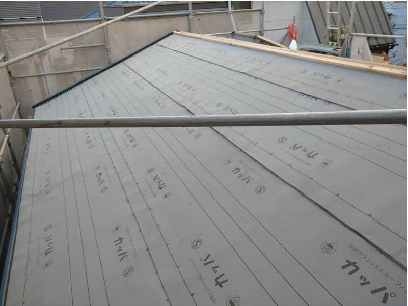 中野区の屋根葺替え工事の防水シートの設置