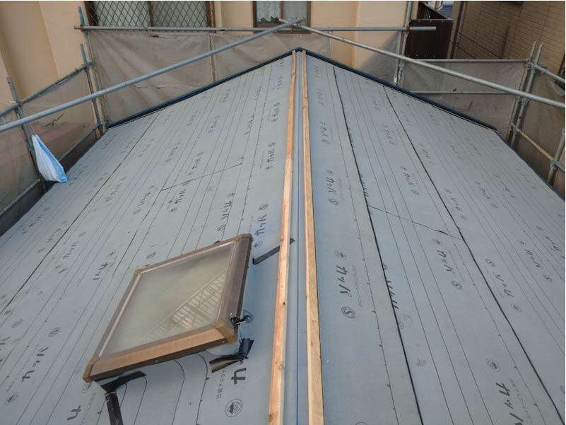 中野区の屋根葺替え工事の防水シートの設置
