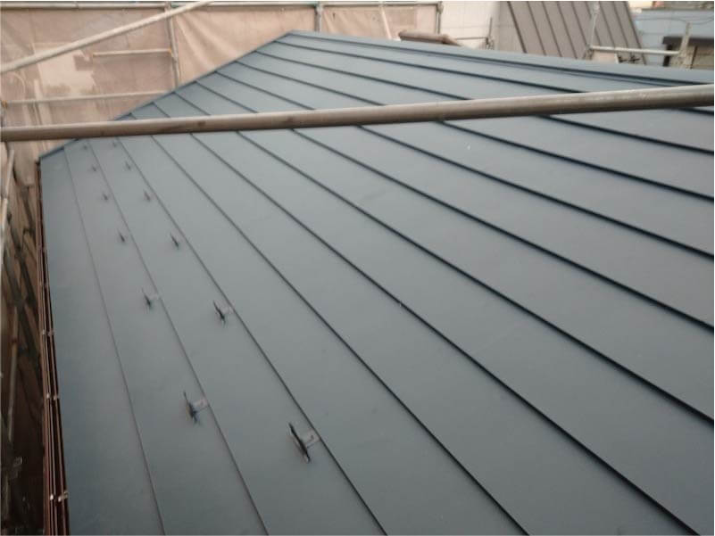 中野区の屋根葺替え工事の防水シート屋根材の設置