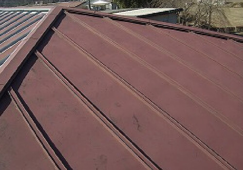 トタン屋根が色褪せた写真