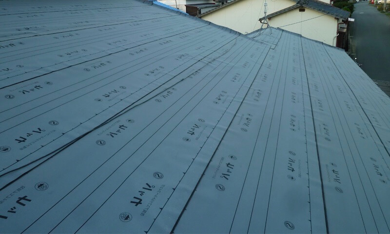 防水シートをかけた屋根の写真