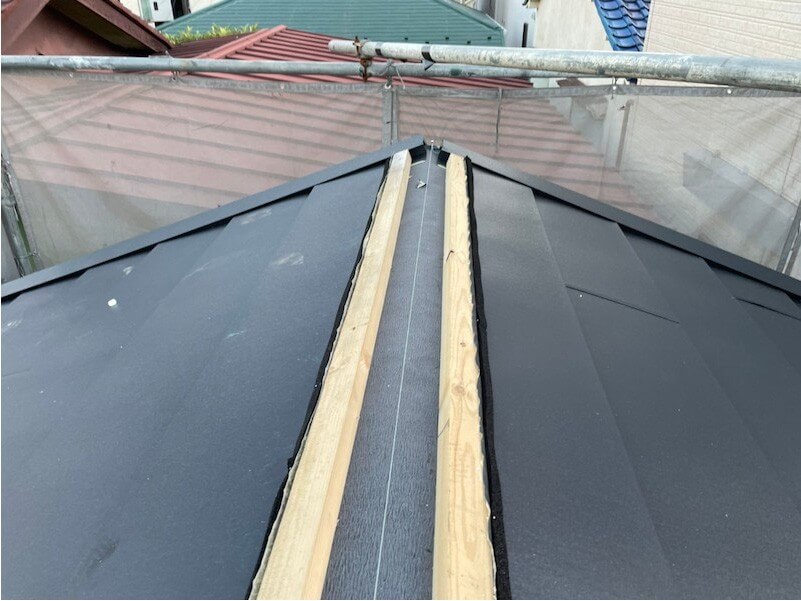 荒川区の屋根葺き替え工事のガルバリウム鋼板