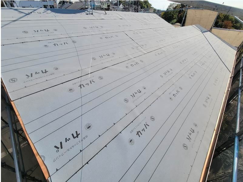 横浜市の屋根葺き替え工事の防水シートの設置