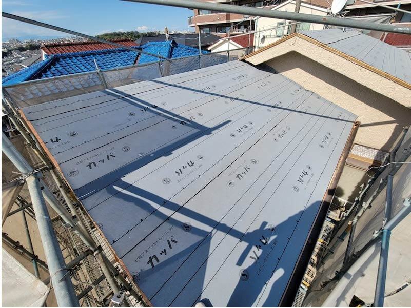 横浜市の屋根葺き替え工事の防水シートの設置