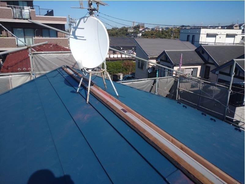横浜市の屋根葺き替え工事のガルバリウム鋼板の設置