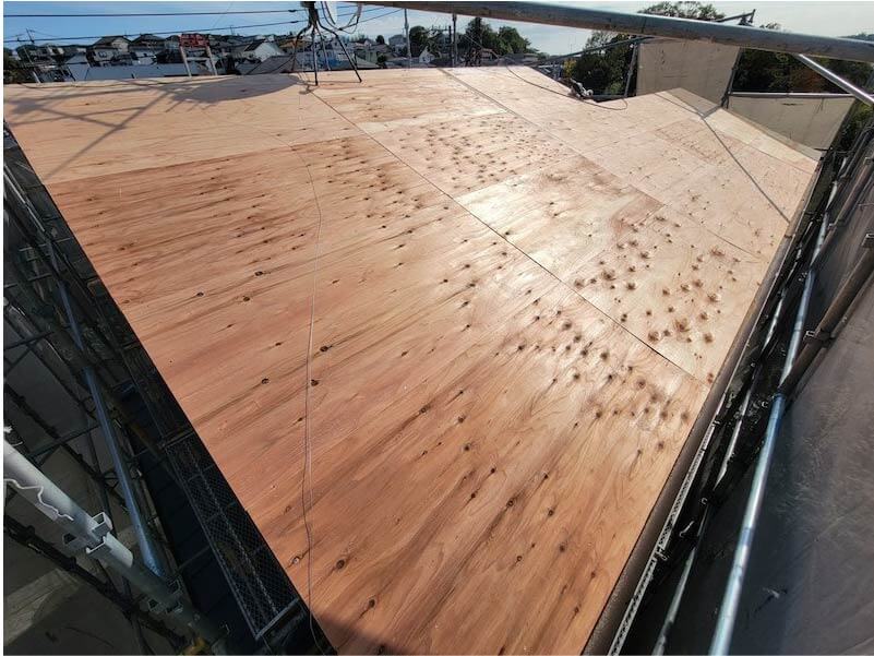 横浜市の屋根葺き替え工事の野地板の設置