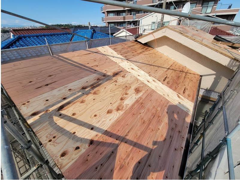 横浜市の屋根葺き替え工事の野地板の設置