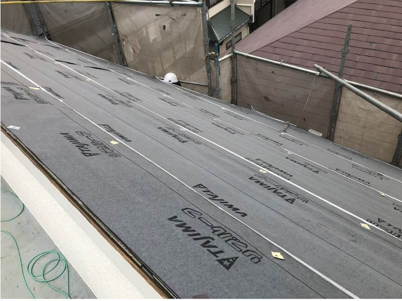 市川市の屋根リフォームの施工前の防水シートの設置
