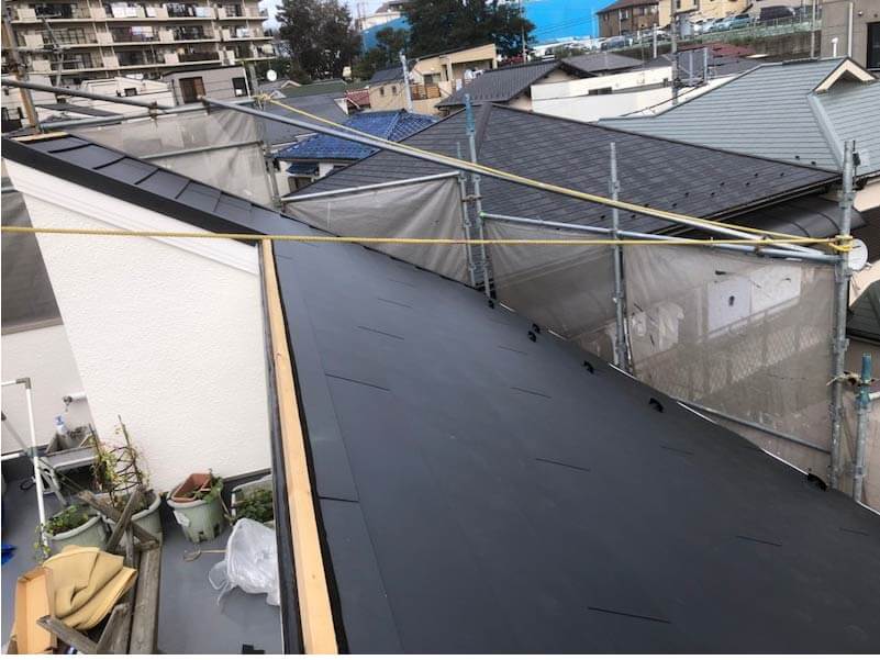 市川市の屋根リフォームの施工前のガルバリウム鋼板の設置