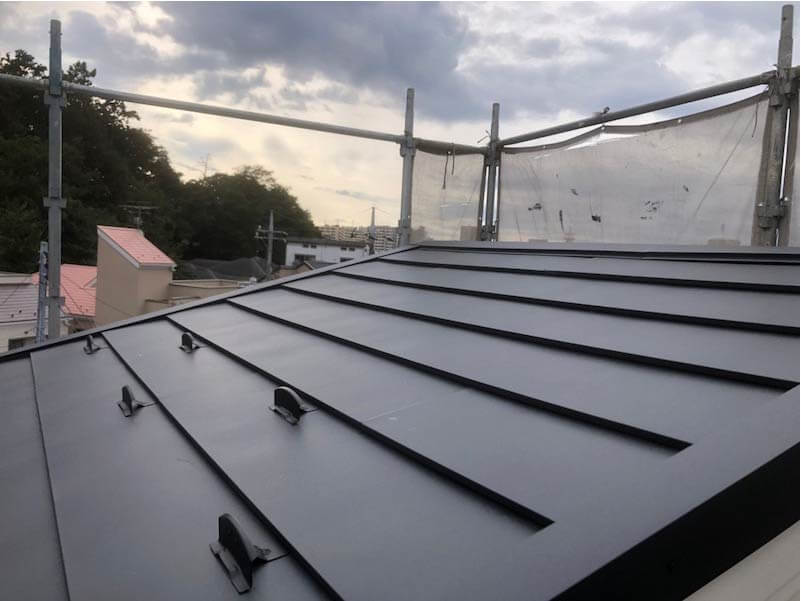 市川市の屋根リフォームの施工前ガルバリウム鋼板の施工後の様子