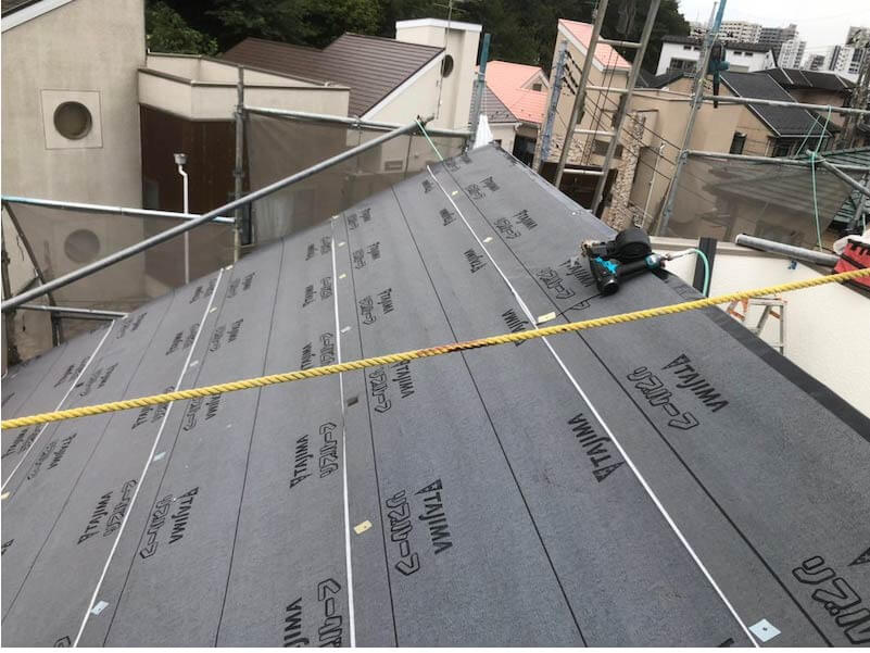市川市の屋根リフォームの施工前の防水シートの設置