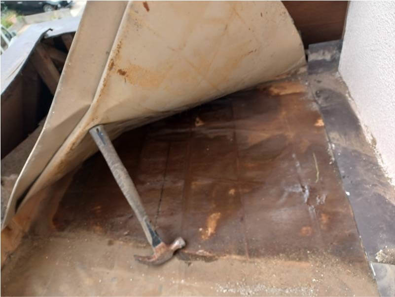 市川市の雨漏り修理の屋根材の撤去