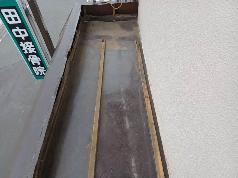 市川市の雨漏り修理の屋根材の撤去