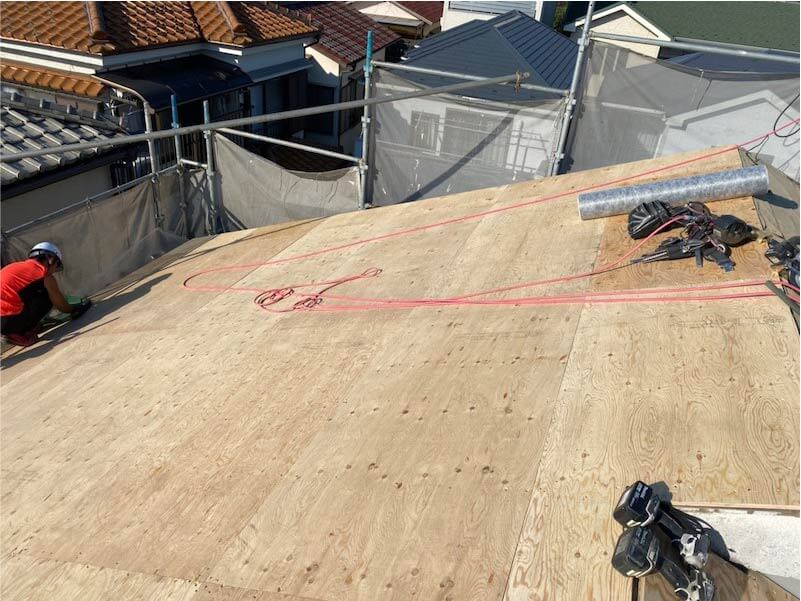 船橋市の屋根葺き替え工事の野地板の設置