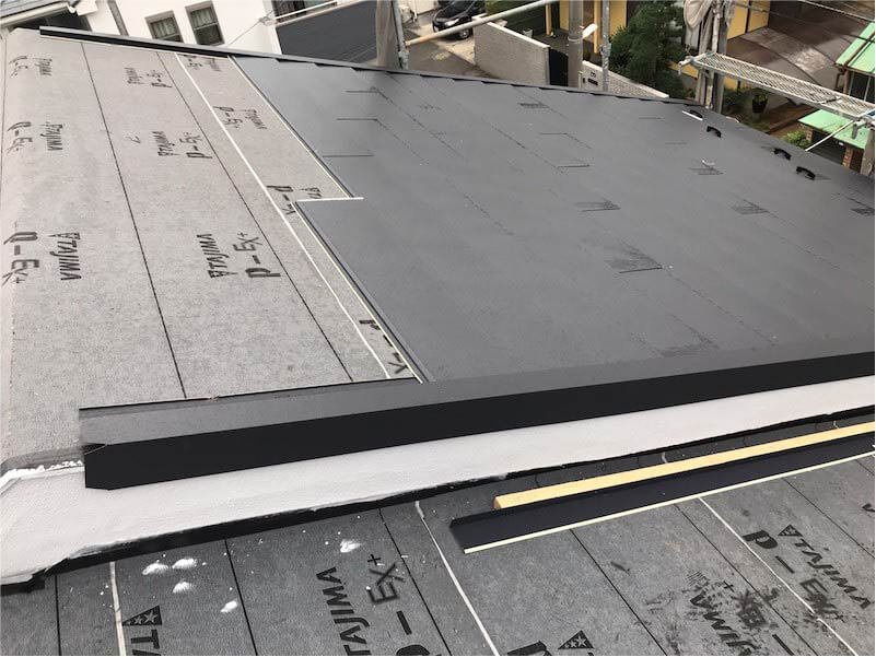 船橋市の屋根葺き替え工事の屋根板金の設置