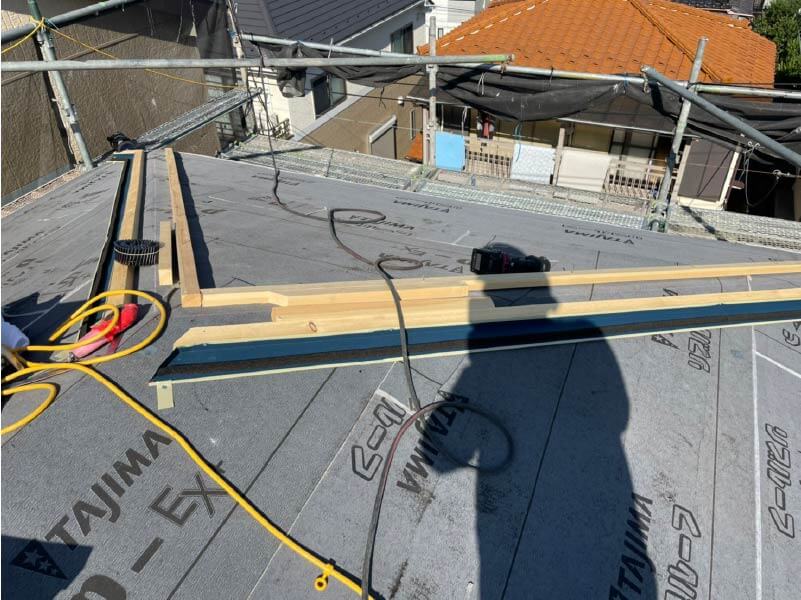 板橋区の屋根修理リフォームの棟下地の設置