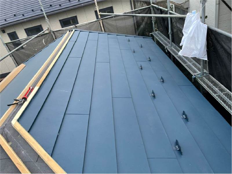 板橋区の屋根修理リフォームのガルバリウム鋼板の設置