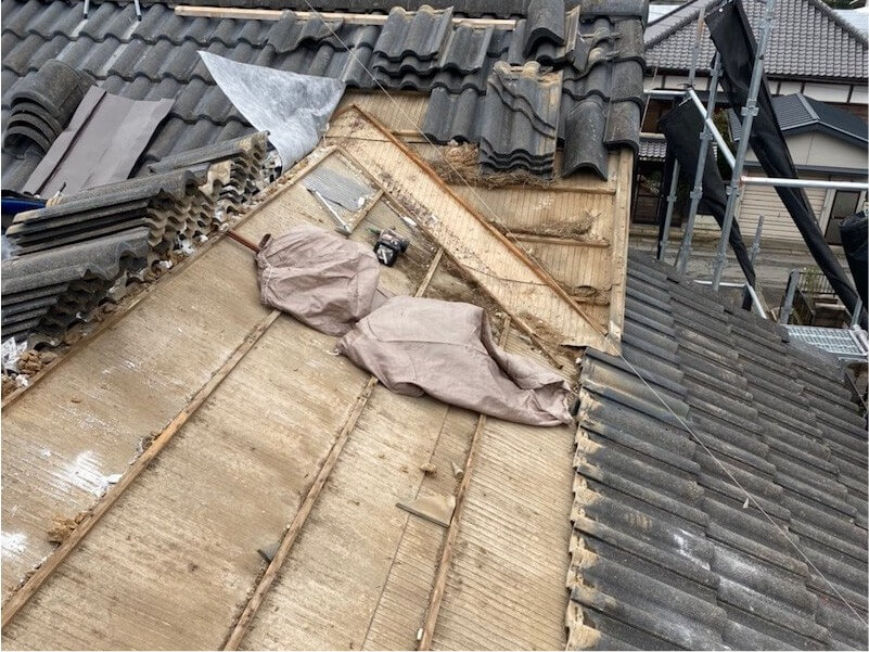 旭市の屋根葺き直し工事の瓦の撤去