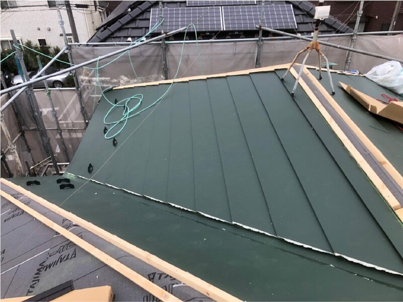船橋市の屋根葺き替え工事のガルバリウム鋼板の設置