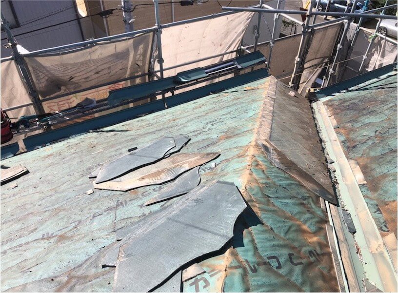 船橋市の屋根葺き替え工事の屋根材の撤去