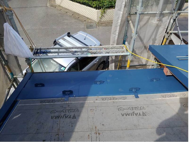 松戸市の屋根葺き替え工事の防水シートのガルバリウム鋼板の設置