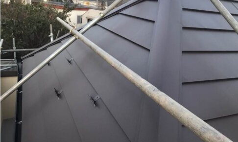 中野区の屋根リフォームのガルバリウム鋼板の設置