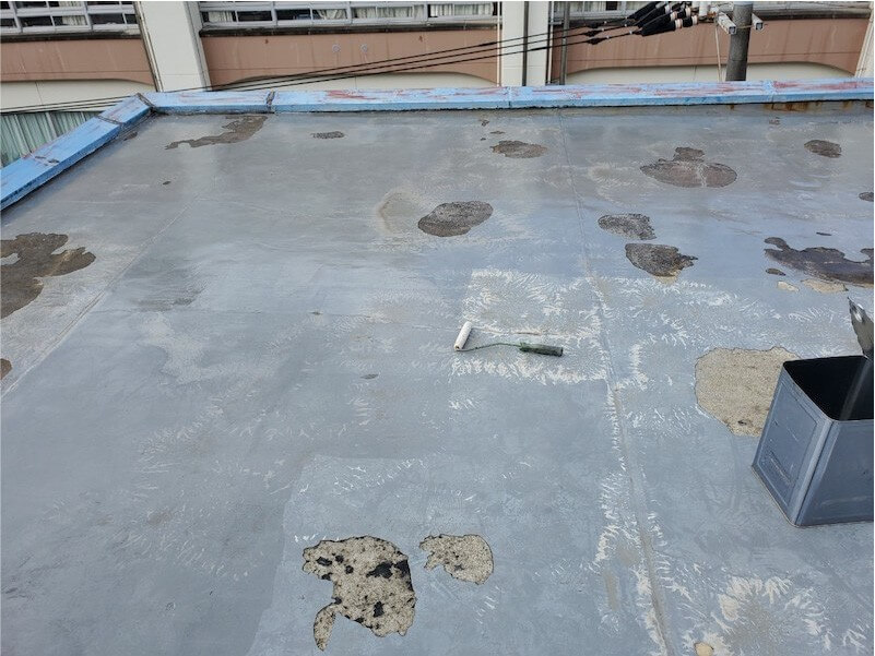 江東区の屋上防水工事のプライマーの塗布