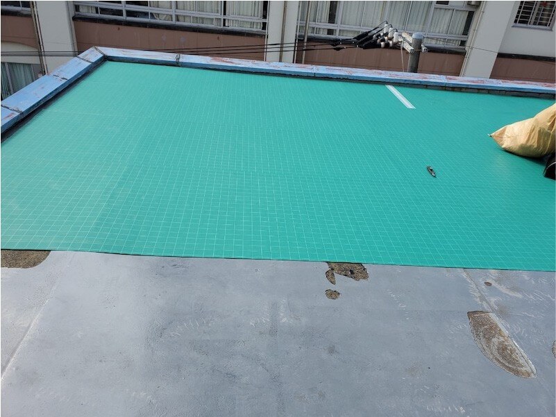 江東区の屋上防水工事の通気シート設置