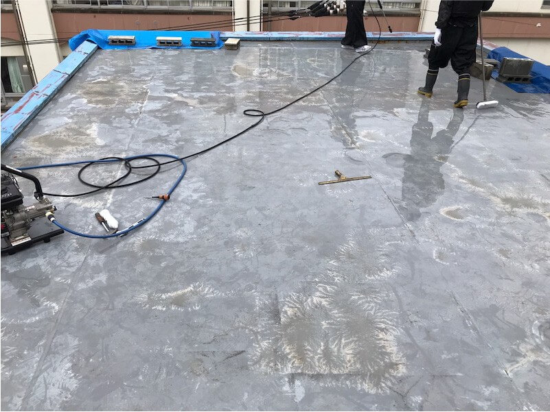 江東区の屋上防水工事の高圧洗浄