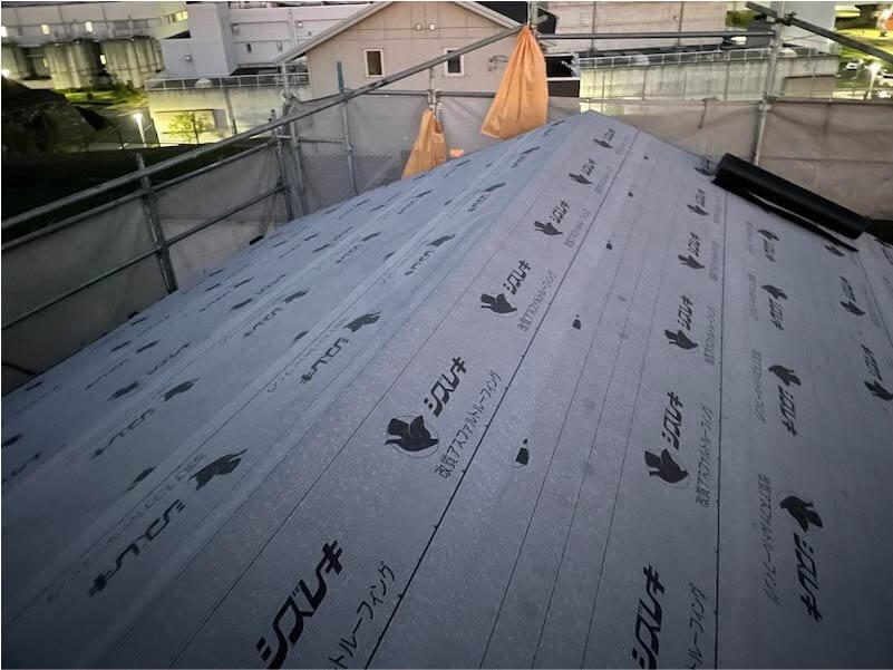 流山市の屋根葺き替え工事の防水シートの設置