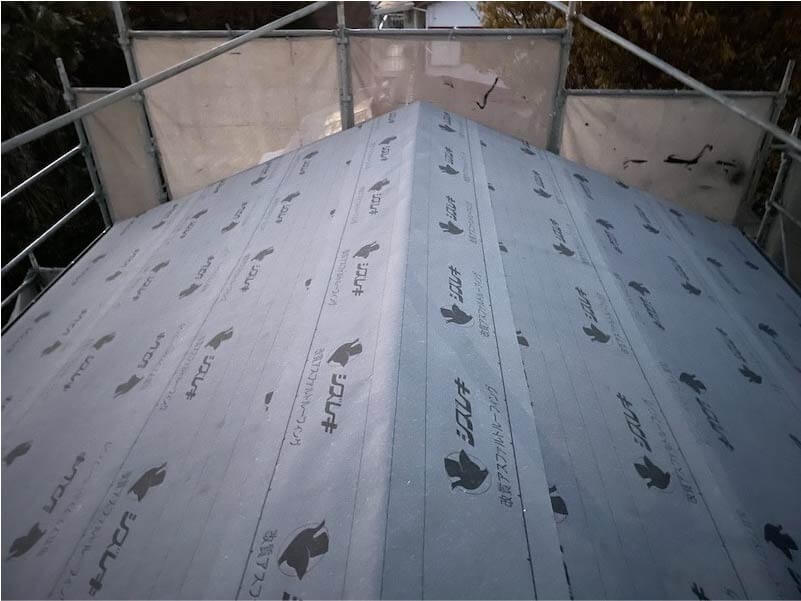 流山市の屋根葺き替え工事の防水シートの設置