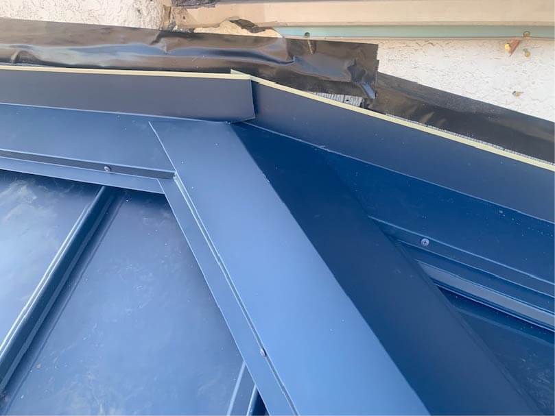流山市の下屋根葺き替え工事のガルバリウム鋼板の設置