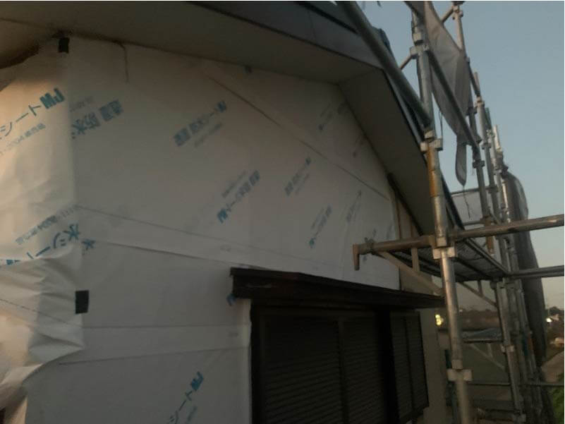 流山市の下屋根葺き替え工事の外壁の張り替え工事の防水シートの設置