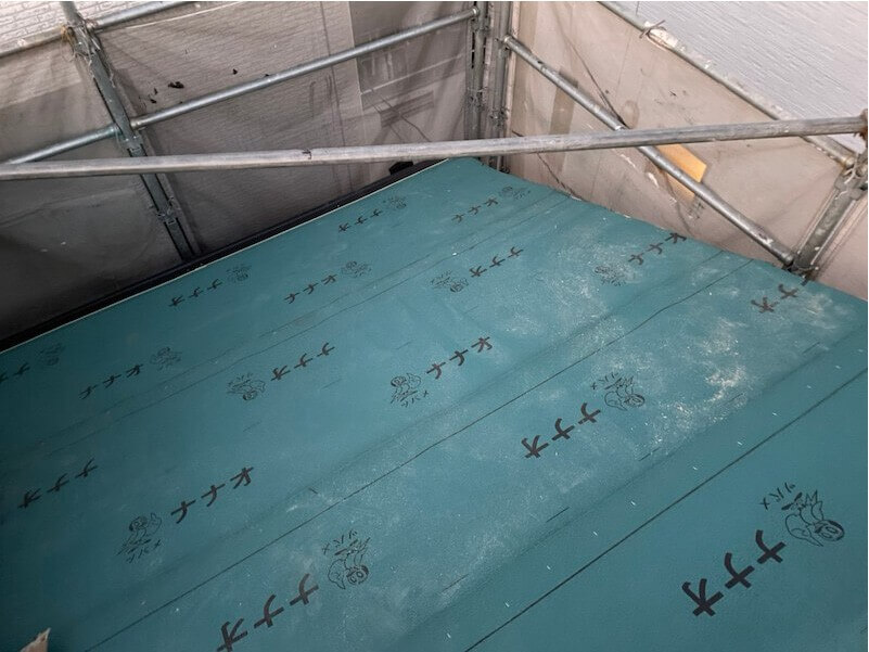 大田区の屋根葺き替え工事の防水シートの設置