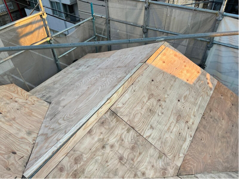 大田区の屋根葺き替え工事の野地板の設置