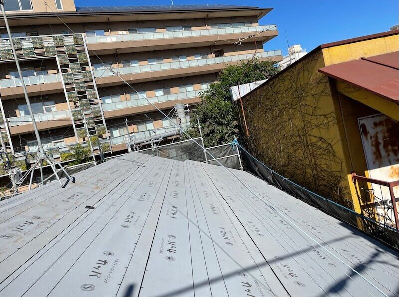 新宿区の屋根葺き替え工事の防水シートの設置