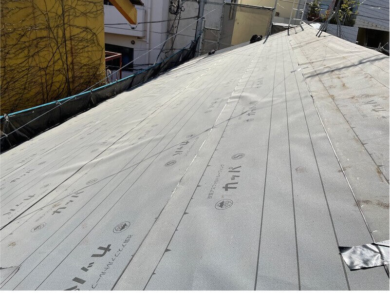 新宿区の屋根葺き替え工事の防水シートの設置