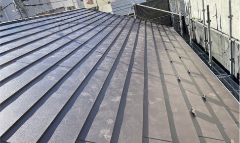 新宿区の屋根葺き替え工事のガルバリウム鋼板の設置
