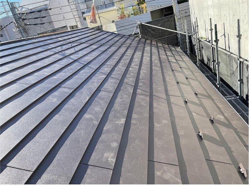 新宿区の屋根葺き替え工事のガルバリウム鋼板の設置