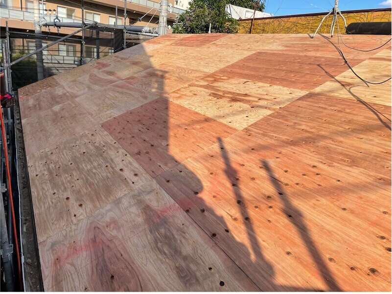 新宿区の屋根葺き替え工事の野地板の設置
