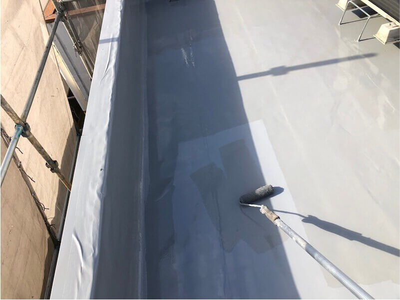 豊島区の屋上防水工事のトップコートの施工
