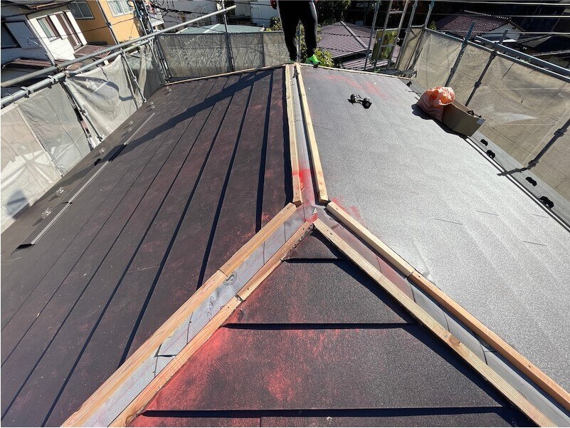 鎌倉市の屋根リフォームのガルバリウム鋼板の施工
