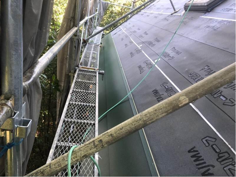 鴨川市の屋根リフォームのガルバリウム鋼板の設置